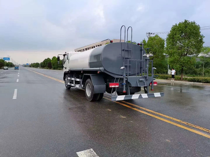 最新洒水车，守护城市环境的绿色使者